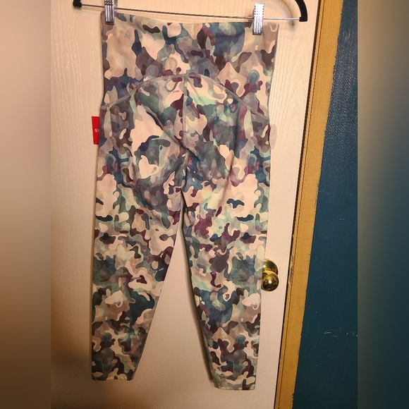 368 🦃🎄NWT SPANX Green and Blue Leggings with Artistic Design - Picture 2 of 3